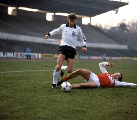 Rudi Völler (BR Deutschland, li.) im Duell - DEUTSCHSPRACHIGE SPORTZEITSCHRIFTEN UND -ZEITUNGEN NUR NACH RÜCKSPRACHE Fußball Herren Nationalteam 1983, Nationaltrikot, Test, Testspiel, BRD - Amateure Kickers Offenbach, Offenbacher Gruppe Aufnahmedatum geschätzt Dynamik, Kampf,