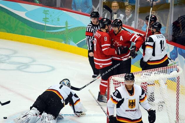Canada s Drew Doughty and Jarome Iginla celebrate one of Iginla s goals against Germany during the second period at Canada Hockey Place in Vancouver, Canada, during the 2010 Winter Olympics on February 23, 2010. -  OLY2010022384 o0 Jubel, Freude Freud und Leid