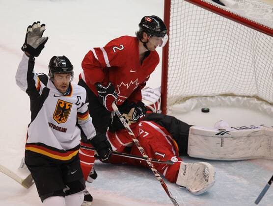 Germany s Marco Sturm (L) celebrates during men s hockey game in Vancouver BC Tuesday, February 23, 2010 during the Winter Olympics. Canadian defenceman Duncan Keith (C) and goalie Roberto Luongo are in background. - ZUMAw51 o0 Jubel, Freude Freud und Leid