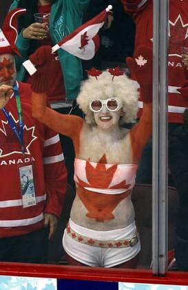 A scantily clad Team Canada fan celebrates Canada s victory over Germany in men s hockey in Vancouver BC Tuesday, February 23, 2010 during the Winter Olympics. - ZUMAw51 o0 Fan, Eishockeyfan, Publikum, Kostüm, Gesichtsbemalung, Bemalung, bemalt, Landesfarben