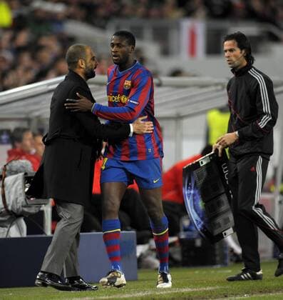23.02.2010, Fussball UEFA-Champions-League Achtelfinale Hinspiel: VfB Stuttgart - FC Barcelona, in der Mercedes-Benz-Arena in Stuttgart, Trainer Josep Guardiola (li, FC Barcelona) wechselt Yaya Toure (FC Barcelona) aus. o0 Pep