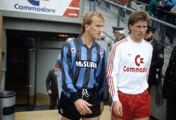 Andreas Brehme (Inter Mailand, li.) und Stefan Reuter (Bayern) - Einmarsch - DEUTSCHSPRACHIGE SPORTZEITSCHRIFTEN UND -ZEITUNGEN NUR NACH RÜCKSPRACHE Fußball Herren Ablösespiel 1988 1989, FC Bayern München - FC Internazionale Mailand 2:2, Inter Gruppe München