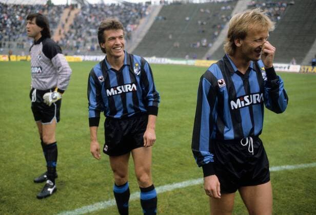 Gute Laune bei Inter Mailand, v. re.: Andreas Brehme, Lothar Matthäus, Torwart Walter Zenga - DEUTSCHSPRACHIGE SPORTZEITSCHRIFTEN UND -ZEITUNGEN NUR NACH RÜCKSPRACHE Fußball Herren Ablösespiel 1988 1989, FC Bayern München - FC Internazionale Mailand 2:2, Inter Gruppe München Freude, Begeisterung,