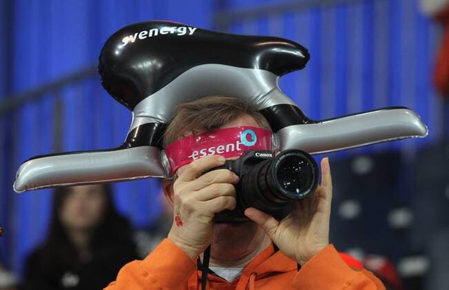 Feb. 21, 2010 - Richmond, BC, - Dutch Fans anticipate the start of the women s 1500 metres at the Vancouver 2010 Olympic Winter Games at the Richmond Oval in Richmond.  - ZUMAt14 o0 kurios Komik Objekte giveaway Kopfbedeckung Schlittschuh