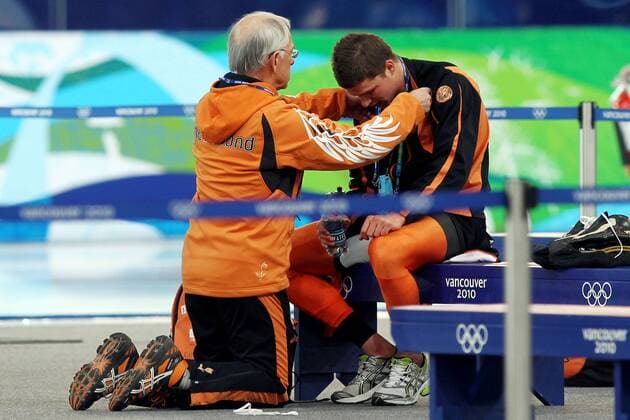 Olympic Winter Games Vancouver 2010 - Olympische Winter Spiele Vancouver 2010, SpeedSkating (Men s 10000 m), Eisschnelllauf, Sven KRAMER (NED, re.) tief enttäuscht nach seinem Wechselfehler xHOCHxZWEIx xMaltexChristiansx o0 Pleiten, Pech, Pannen, Missgeschick Fehler o00 Disqualifikation