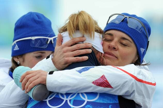 Marie Laure BRUNET (L) und Sylvie BECARET trösten Marie DORIN (alle FRA), die die französische Staffel durch Fehlschüsse in Rückstand brachte. Biathlon, 4x6km Staffel Damen Mannschaft - 23.02.2010. XXI. Olympische Winterspiele 2010,