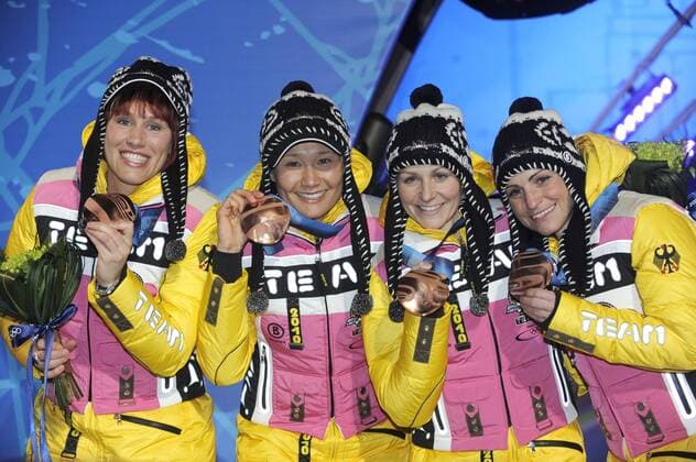 v.li: Kati WILHELM, Simone HAUSWALD, Martina BECK, Andrea HENKEL (alle GER), 3. Platz, Bronzemedaille, Siegerehrung, Biathlon, 4x6km Staffel Damen Mannschaft - 23.02.2010. XXI. Olympische Winterspiele 2010, o0 Freude Objekte Medaille Bronze Siegerehrung