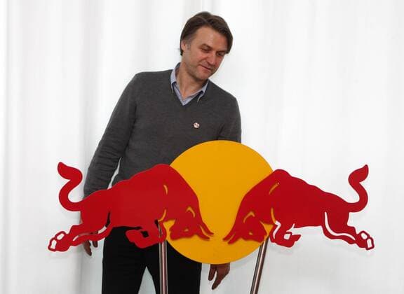 Leipzig, 24.02.2010, Magazingasse 1, RB Leipzig , , Bezug der neuen Büroräume des Oberligisten Rasenballsport Leipzig , , Im Foto: Dietmar Beiersdorfer, Chef der Fußballabteilung von Red Bull , , o0 Fotoshooting Rasenball Markranstädt Funktionär Wirtschaft Logo