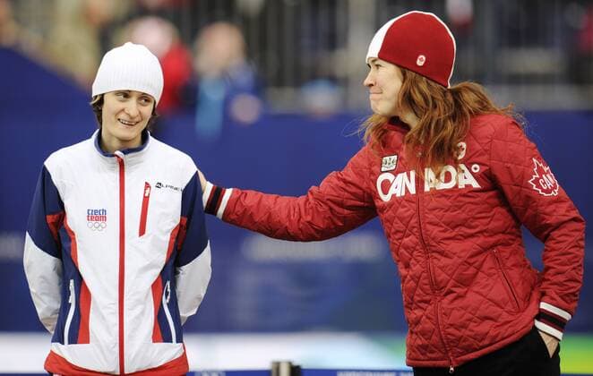 Clara Hughes (R) and Martina Sablikova (L) on the podium at the flower ceremony after the women s 5,000 m speed skating, held at the Richmond Olympic Oval, - ZUMAw51 o0 Olympiasieg Sieg Freude Jubel