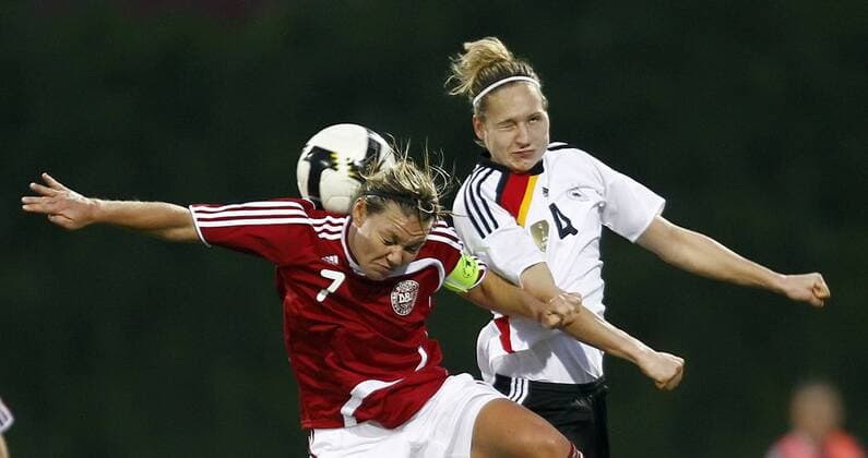 Fussball, Algarve Cup 2010, Frauen, Deutschland vs. Dänemark, Babett Peter (GER, re), Cathrine Sorensen (Dänemark, li)