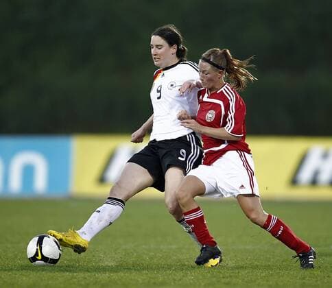 Fussball, Algarve Cup 2010, Frauen, Deutschland vs. Dänemark, Birgit Prinz (GER, li), Lise O. Munk (Dänemark, re)