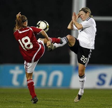 Fussball, Algarve Cup 2010, Frauen, Deutschland vs. Dänemark, Jennifer Zietz (GER, re), Theresa Nielsen (Dänemark, li)