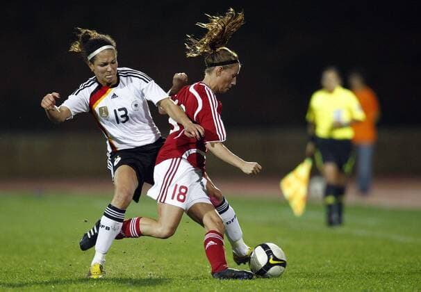 Fussball, Algarve Cup 2010, Frauen, Deutschland vs. Dänemark, Celia Okoyino da Mbabi (GER, li), Theresa Nielsen (Dänemark)