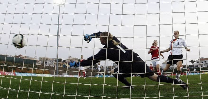 Fussball, Algarve Cup 2010, Frauen, Deutschland vs. Dänemark, Hedi Elgaard Johansen (Dänemark, vorn), gegen Anja Mittag (GER, re) o0 Tor