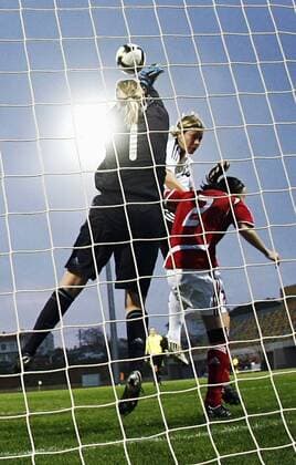 Fussball, Algarve Cup 2010, Frauen, Deutschland vs. Dänemark, Hedi Elgaard Johansen (Dänemark, li), Jennifer Zietz (GER, mi) o0 Gegenlicht Spannung