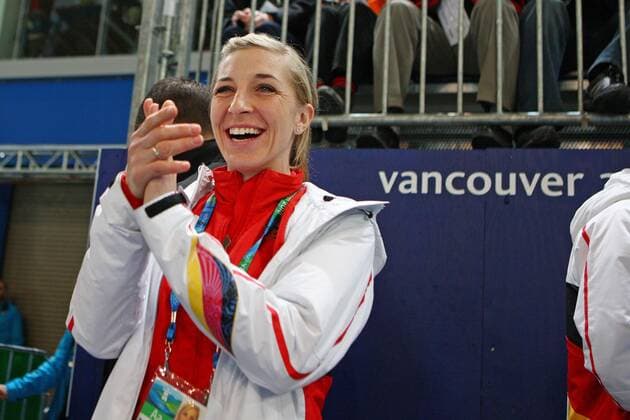 Anni Friesinger Postma, GER, feuert ihre Mannschaftskameradinnen an beim 5000m-Sprint - 21. Olympische Winterspiele in Vancouver; 24 02 2010 - o0 Zuschauer