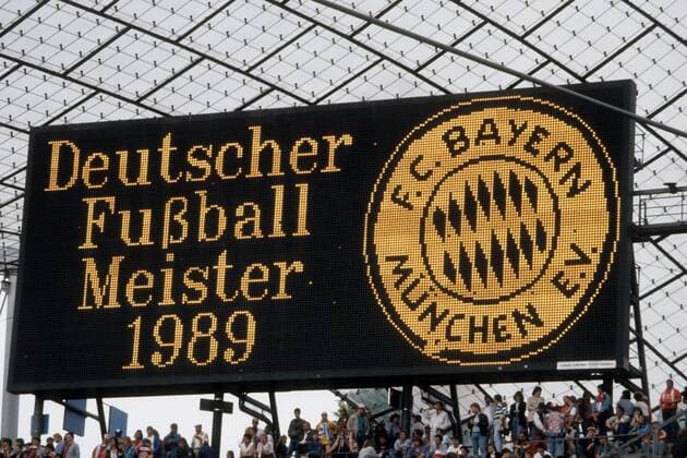 Fußball, FC Bayern München, Deutscher Meister 1989 Anzeigetafel verkündet den FC Bayern München als Deutschen Meister der Saison 1988 1989 - DEUTSCHSPRACHIGE SPORTZEITSCHRIFTEN UND -ZEITUNGEN NUR NACH RÜCKSPRACHE Fußball 1. BL Herren Saison 1988 1989, FC Bayern München, Deutscher Meister, Meisterschaft Jubel Feier Meisterfeier Sieg Einzelbild München