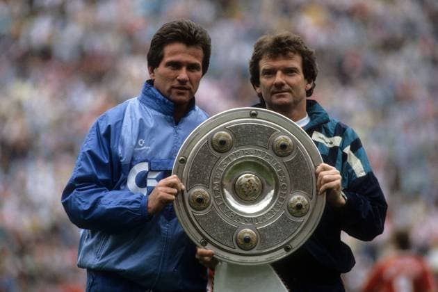 Trainer Jupp Heynckes (li.) und Co Trainer Egon Coordes präsentieren die Meisterschale, der FC Bayern ist deutscher Meister der Saison 1988 1989 - DEUTSCHSPRACHIGE SPORTZEITSCHRIFTEN UND -ZEITUNGEN NUR NACH RÜCKSPRACHE Fußball 1. BL Herren Saison 1988 1989, FC Bayern München, Deutscher Meister, Meisterschaft Jubel Feier Meisterfeier Sieg Gruppe München