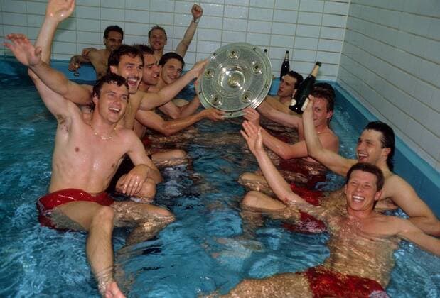 Meisterfeier Bayern nach dem Gewinn der Deutschen Meisterschaft 1988 1989, im Pool freuen sich li. Roland Grahammer (vorn) und Raimond Aumann, re. Stefan Reuter und Jürgen Wegmann - DEUTSCHSPRACHIGE SPORTZEITSCHRIFTEN UND -ZEITUNGEN NUR NACH RÜCKSPRACHE Fußball 1. BL Herren Saison 1988 1989, FC Bayern München, Deutscher Meister, Meisterschaft Jubel Feier Meisterfeier Sieg Gruppe München Freude, Begeisterung,