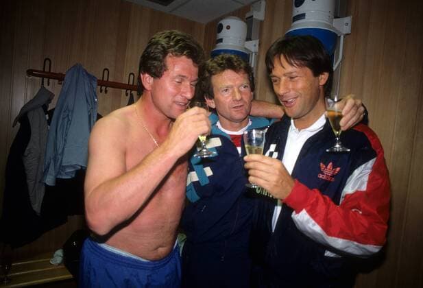 Kabinenfeier Bayern nach dem Gewinn der Deutschen Meisterschaft 1988 1989, v. li.: Trainer Jupp Heynckes, Co Trainer Egon Coordes, Mannschaftsarzt Dr. Hans Wilhelm Müller Wohlfahrt - DEUTSCHSPRACHIGE SPORTZEITSCHRIFTEN UND -ZEITUNGEN NUR NACH RÜCKSPRACHE Fußball 1. BL Herren Saison 1988 1989, FC Bayern München, Deutscher Meister, Meisterschaft Jubel Feier Meisterfeier Sieg Gruppe München Freude,