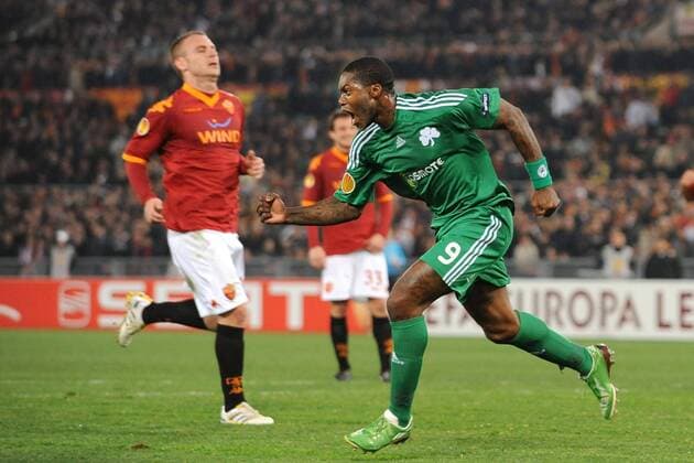 Djibril CISSE r. celebrates scoring - Daniele DE ROSSI Rom enttäuscht 25 2 2010 Stadio Olimpico AS Rom (Rot) vs Panathinaikos Athen (Grün) Europa League 2009 2010 ANDREAXSTACCIOLI o0 Jubel Freude Freud und Leid
