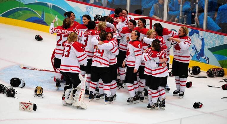 Team Canada celebrates their win over the USA in the women s final at Canada Hockey Place in Vancouver, Canada, during the 2010 Winter Olympics on February 25, 2010. Canada defeated USA 2-0 to win the goldmedal.  OLY2010022546 o0 Jubel, Freude, Totale, Sieg, Sieger, Olympiasieg