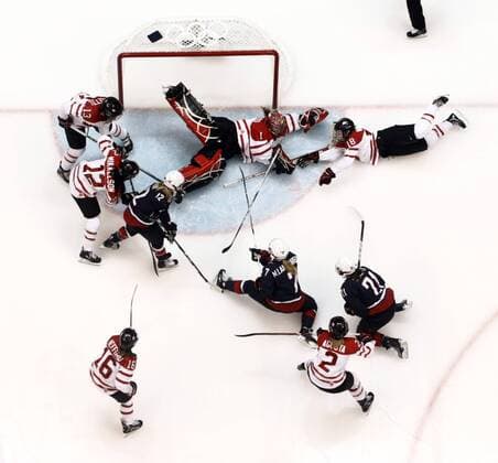 Feb. 25, 2010 - Vancouver, BC, Canada - VANCOUVER, BC: FEBRUARY 25, 2010 --Scramble in front of Team Canada s net during the women s final at Canada Hockey Place in Vancouver, BC during the 2010 Winter Olympics, February 25, 2010. - ZUMAw51 o0 Totale, Vogelperspektive, oben, Deckenkamera