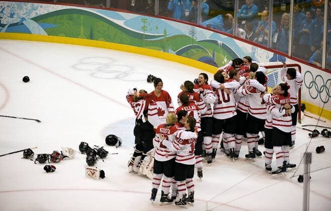 Feb. 25, 2010 - Vancouver, British Columbia, Canada - Olympics Women Hockey - Canada celebrate their 2-0 win over the USA in the Women Hockey final at the 2010 Winter Olympic on February 25, 2010 in Vancouver, British Columbia. - ZUMAj89 o0 Totale, Jubel, Freude, Sieg, Sieger, Olympiasieger