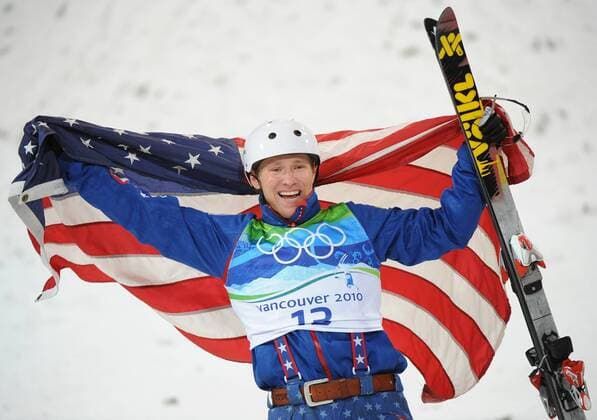 Feb. 25, 2010 - West Vancouver, BC, Canada - WEST VANCOUVER, BC: FEBRUARY 25, 2010 -- Jeret Peterson from the United States celebrates during men s aerials competition during the Vancouver 2010 Olympic Winter Games Canada at Cypress Mountain in West Vancouver, BC Thursday, February 25, 2010. - ZUMAw51 o0 Jubel, Freude, Fahne, Nationalfahne, Objekte, USA