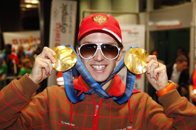Olympiasieger Simon Ammann (Schweiz) Skispringen nach der Rückkehr aus Vancouver ( Zürich - Kloten ) 26.Februar 2010 Ski Nordisch, Skisport, Skispringen o0 Empfang, Flughafen, Sieg, Sieger, Freude, Medaille, Gold, 