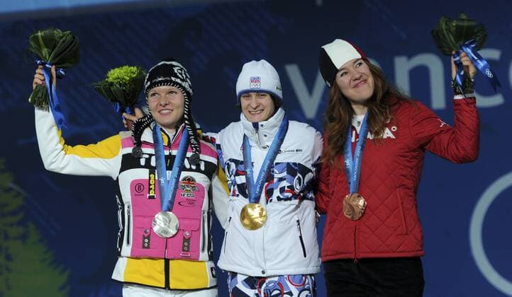 Feb. 24, 2010 - Vancouver, British Columbia, Canada - 02 24 10 - OLY - Canada s Clara Hughes (R) wins a bronzemedal at the women s 5000m speed skate event at the Richmond Oval. She received her medal at BC Place tonight in downtown VAncouver. silvermedallist is Germany s Stephanie Beckert (L) and Gold is Czech Republic s Martina Sablikova...The Winter Olympics are on in Vancouver...  - ZUMAt14 o0 Jubel Freude Siegerehrung Bronze Gold Silber Bronzemedaille Goldmedaille Silbermedaille