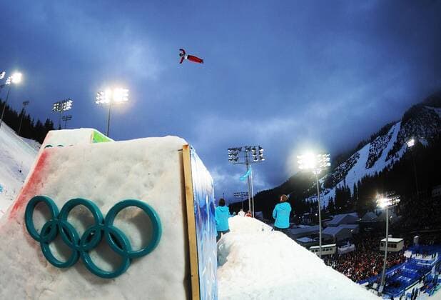 (100225) -- VANCOUVER, Feb. 25, 2010 A skier practises prior to the men s aerials final of Freestyle Skiing at the 2010 Winter Olympic Games in Cypress Mountain, Canada, Feb. 25, 2010.  o0 Freestyler Kicker Ringe Olympiaringe West