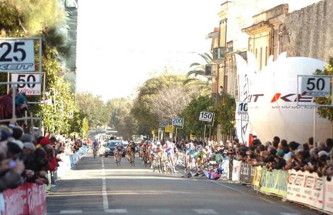 2010, Giro di Sardegna, tappa 04 Carbonia - Iglesias, Lampre 2010, Alessandro Petacchi (rosa) stürzt, Iglesias  Totale