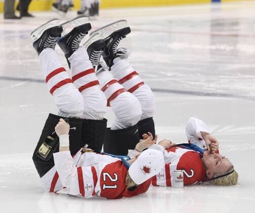 Feb 25, 2010 - Vancouver, British Columbia, Canada - Canada s HALEY IRWIN (L) and MEGHAN AGOSTA celebrate after defeating the USA in the women s goldmedal hockey game at Canada Hockey Place. - ZUMAw51 o0 Jubel Sieg Olympiasieg Freude Nationalmannschaft