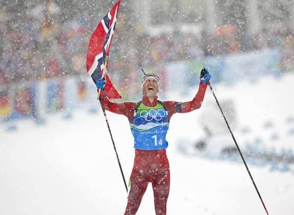 Norway s Ole Einar Bjoerndalen celebrates winning goldmedal as he anchors his team across the finish in Biathlon Men s 4x7.5 KM Relay during Vancouver 2010 Winter Olympics at the Whistler Olympic Park in Whistler, British Columbia, February 26, 2010.  OLY20100226801 o0 Olympiasieg Sieg Freude Jubel Fahne, Landesfahne Objekte