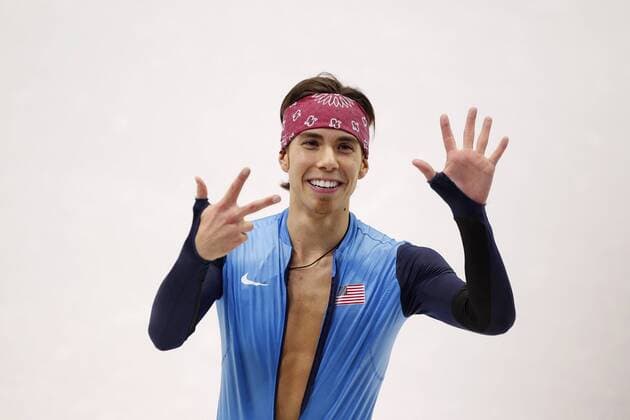 Apolo Anton Ohno of the USA celebrates after winning his eighth Olympicmedal -  BKX2010022607 o0 Gestik Medaillen Finger Acht 8 Jubel, Freude