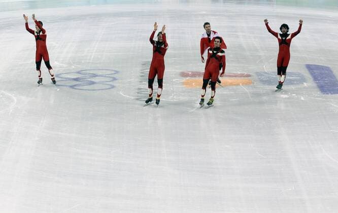 Vancouver , 260210 , Olympische Spiele Vancouver 2010 , Shorttrack , Finale 5000m Männer Staffel Charles Hamelin , Francois Hamelin , Olivier Jean und Francois-Louis Tremblay (Kanada) jubeln über den Sieg o0 Olympiasieg Sieg Freude Jubel