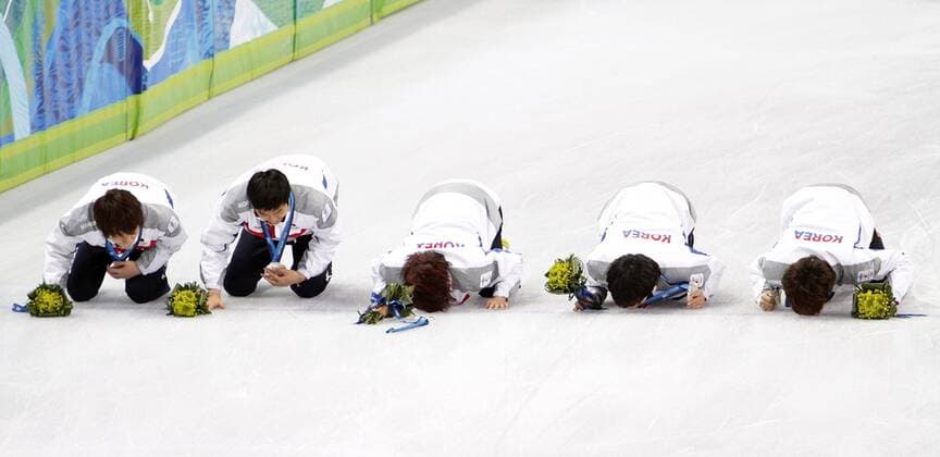 The Republic of Korea s speed skating team kisses the finish line after winning a silvermedal in the men s 5000 meter short track speed skating relay at the 2010 Winter Olympics in Vancouver, Canada on February 26, 2010.  BKX2010022621 o0 Südkorea Jubel, Freude küssen Eis