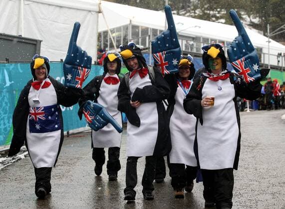 Whistler , 260210 , Olympische Spiele Vancouver 2010 , Maenner Bob Viererbob Australische Fans als Pinguine verkleidet o0 Zuschauer Kostüm Verkleidung kurios Fans