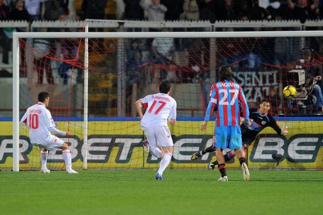 Catania 27 02 2010 - Serie A Catania Calcio (blau) vs AS Bari (weiß): Paulo Barreto (L) gegen Torwart Mariano Andujar (Catania) 