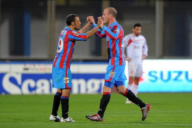 Catania 27 02 2010 - Serie A Catania Calcio (blau) vs AS Bari (weiß): Torjubel Cristian Llama (R) - Adrian Ricchiuti 