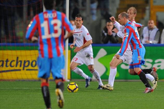 Catania 27 02 2010 - Serie A Catania Calcio (blau) vs AS Bari (weiß): Tor durch Cristian Llama (R) 