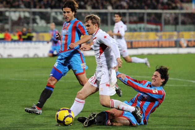 Catania 27 02 2010 - Serie A Catania Calcio (blau) vs AS Bari (weiß): Edgar Alvarez (C) -Vladimir Koman (R) 