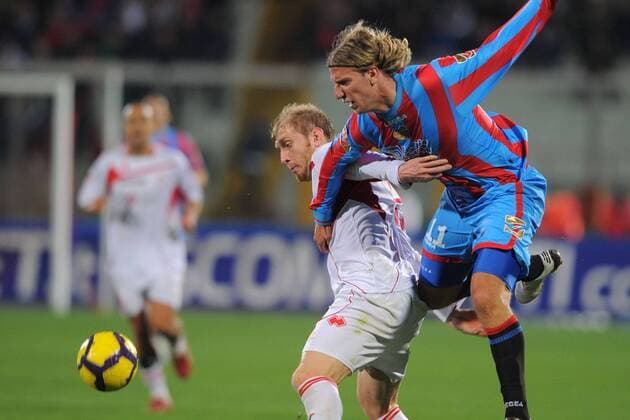 Catania 27 02 2010 - Serie A Catania Calcio (blau) vs AS Bari (weiß): - Maxi Lopez (R) 