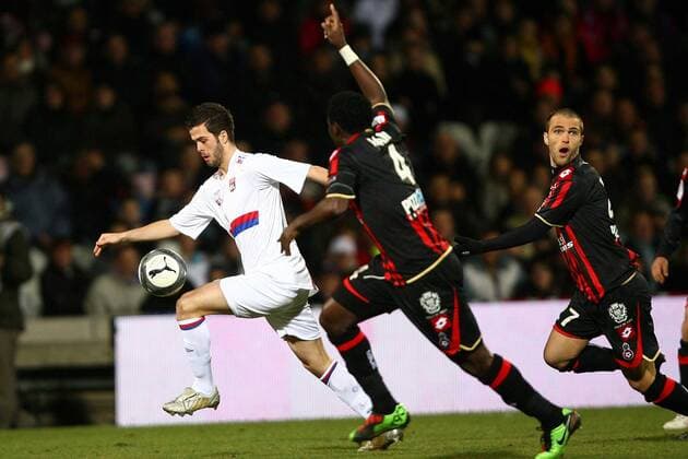 Olympique Lyon (weiß) vs OGC Nizza (schwarz): - Miralem Pjanic (OL) und Apam Onyekachi (OGC, C) - L1- Stade de Gerland - Lyon - 27-02-10 - EddyLEMAISTRE - 
