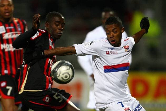 Olympique Lyon (weiß) vs OGC Nizza (schwarz): - Michel Bastos (OL) vs Larrys Mabiala (OGC) - L1- Stade de Gerland - Lyon - 27-02-10 - EddyLEMAISTRE - 
