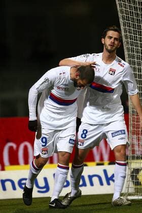 Olympique Lyon (weiß) vs OGC Nizza (schwarz): - Torjubel Lisandro (L) mit Miralem Pjanic - L1- Stade de Gerland - Lyon - 27-02-10 - EddyLEMAISTRE - 