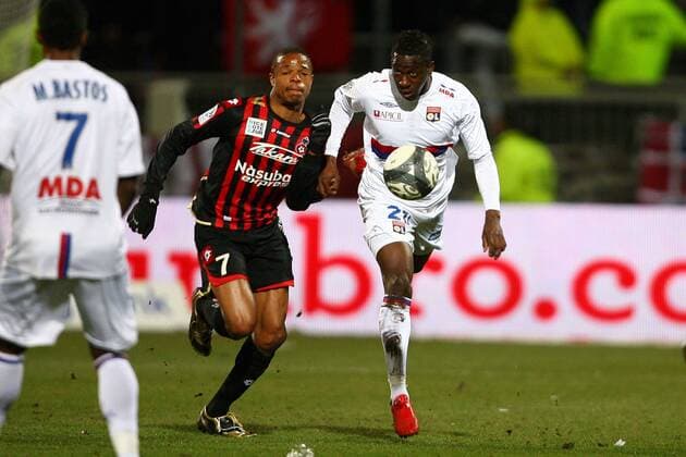 Olympique Lyon (weiß) vs OGC Nizza (schwarz): - Aly Cissokho (OL) vs Loic Remy (OGC) - L1- Stade de Gerland - Lyon - 27-02-10 - EddyLEMAISTRE - 