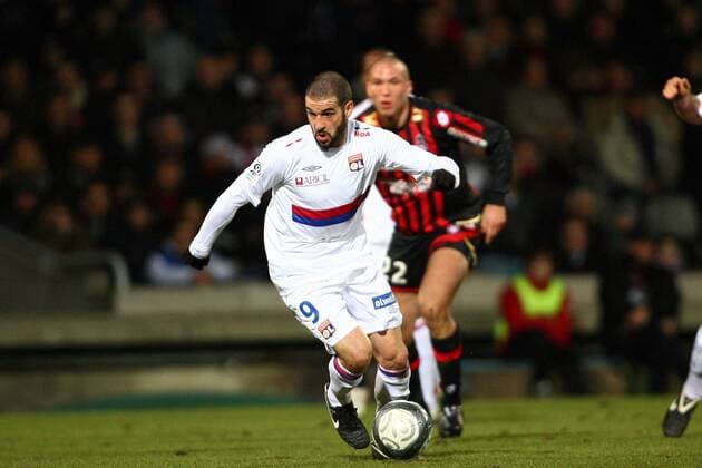 Olympique Lyon (weiß) vs OGC Nizza (schwarz): - Lisandro (OL) vs Didier Digard (OGC) - L1- Stade de Gerland - Lyon - 27-02-10 - EddyLEMAISTRE - 