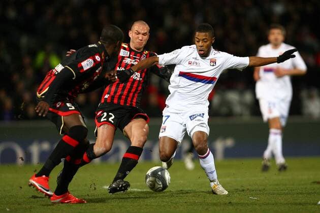 Olympique Lyon (weiß) vs OGC Nizza (schwarz): - Michel Bastos (OL) vs Didier Digard (OGC, 2.L) - L1- Stade de Gerland - Lyon - 27-02-10 - EddyLEMAISTRE - 